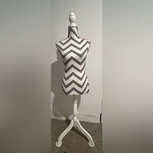 Mannequin- Chevron Pattern